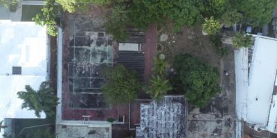 Lote/Terreno en Alquiler en Barranquilla, Atlántico Se encuentra disponible en renta este lote/terreno en la hermosa ciudad de Barranquilla, en el departamento de Atlántico. Con una amplia área de 1.470 m&sup2;, este lugar es perfecto para la construcción de tu próximo proyecto, ya sea una residencia o un edificio comercial. Su excelente ubicación sobre una vía principal garantiza una fácil accesibilidad y visibilidad para tu negocio. Además, al estar en una zona residencial, podrás disfrutar de un entorno tranquilo y seguro para ti, tu familia y tus clientes. Este terreno cuenta con todos los servicios básicos, lo que facilitará la instalación de servicios adicionales que puedan requerir tu proyecto. Además, su amplia área te da la flexibilidad de diseñar y construir tu espacio según tus necesidades y preferencias. ¡No pierdas la oportunidad de hacer realidad tu próximo gran proyecto inmobiliario! Contáctanos hoy mismo para obtener más información y agendar una visita al lugar.