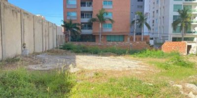 Lote/Terreno en Alquiler en Barranquilla, Atlántico Se encuentra disponible en renta este lote/terreno en la hermosa ciudad de Barranquilla, en el departamento de Atlántico. Con una amplia área de 1.050 m&sup2;, este lugar es perfecto para la construcción de tu próximo proyecto, ya sea una residencia o un edificio comercial. Su excelente ubicación sobre dos vías principal garantiza una fácil accesibilidad y visibilidad para tu negocio. Además, al estar en una zona residencial, podrás disfrutar de un entorno tranquilo y seguro para ti, tu familia y tus clientes. Este terreno cuenta con todos los servicios básicos, lo que facilitará la instalación de servicios adicionales que puedan requerir tu proyecto. Además, su amplia área te da la flexibilidad de diseñar y construir tu espacio según tus necesidades y preferencias. ¡No pierdas la oportunidad de hacer realidad tu próximo gran proyecto inmobiliario! Contáctanos hoy mismo para obtener más información y agendar una visita al lugar.