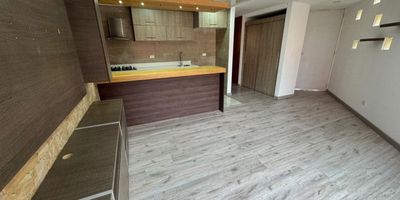 Apartamento en Venta en la ciudad de Bogotá con excelente ubicación  Área de 52Mts cuadrados,consta de Sala-Comedor, Cocina Integral, 2 Habitaciones, 2 Baños, Zona de lavado, Parqueadero y Bodega cubiertos, Zona urbana.El conjunto Residencial cuenta con servicio de Vigilancia las 24 horas control de acceso a parqueadero, terrazas comunes y salón comunal.  ZONAS ALEDAÑAS: Palacio de Nariño, Archivo General de la Nación, DIAN, Ministerio de Hacienda, Sector  la Candelaria Antigua Universidades: Externado, Autónoma, Andes, Libre, Salle, Rosario etc.