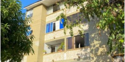 ¡Alquila este apartamento con gran potencial en la ciudad de Barranquilla, Atlántico! Apartamento con area construida de 75 m&sup2;, cuenta con 3 alcobas y 2 baños, ofreciendo una excelente distribución para quienes buscan comodidad y funcionalidad. Lo mejor de esta propiedad es su disposición para remodelación , brindándote la oportunidad de personalizar cada espacio a tu gusto y necesidades. Dispone de un baño principal y un baño auxiliar. La cocina con gas domiciliario, agua y electricidad proporciona una base ideal para ser renovada según tu estilo y preferencias. Asimismo, el acceso pavimentado facilita la entrada y salida del edificio. Ubicado en una urbanización cerrada, este apartamento ofrece seguridad y tranquilidad. Además, cuenta con un área social y parqueadero comunitario para ubicar tu vehículo. ¡Aprovecha esta oportunidad para transformar este apartamento en el hogar de tus sueños! Contáctanos para más información y agenda una visita.