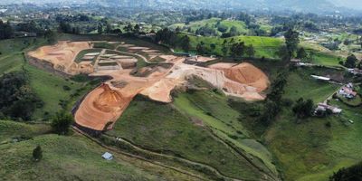 Lote en venta en proyecto Ubicado en la Vereda Quirama
Situado en un entorno natural
impresionante, este proyecto ofrece un
escape de la vida urbana sin renunciar
a la comodidad y accesibi l idad que
necesita. Rodeado de belleza natural y
paisajes impresionantes, este es el
lugar perfecto para establecer su
hogar.
Cesión de derechos