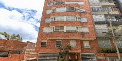 VENDO!!! Excelente Apartamento dúplex con vista exterior en 4 piso, área 83.1 mts, sala comedor, chimenea, 1 baño social, Cocina integral con zona de lavado y un baño, 1 habitación con closet, 1 habitación con baño y Wall-In Closets, 2 parqueaderos lineales, un depósito. El edificio cuenta con un ascensor. Vigilancia de lunes a sábados. Estrato 4. Información adicional con LUZMARINA PEÑA al celular 318 2394291 y al correo electrónico luz.penainmobiliariabogota.com. El equipo de Inmobiliaria Bogotá está comprometido a brindar una experiencia de vida excepcional para nuestros clientes desde el momento en que se unen a nuestra comunidad.