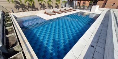 Ubicado en el cuarto piso con ascensor, habitación principal de 3,40x2,90mt, con baño privado y walk in closet, aire acondicionado y Smart Tv de 32”; habitación adicional de 3,10x2,60mt, con closet, aire acondicionado y Smart Tv de 32”; baño social, cocina integral tipo americano con estufa, horno a gas y extractor, discreta zona de oficios, calentador de agua caliente, sala-comedor, balcón con vista panorámica a la ciudad.

Edificio Club House con piscina para adultos y niños en el último piso con vista panorámica 360° a la ciudad, jacuzzi, baño turco, gimnasio completamente dotado con balcón y sala de masajes, cuarto de ropas con alquiler de lavadora y secadora, jardín estilo zen, dos salones de coworking y dos salas de reuniones completamente dotadas, parqueadero COMUNAL en sótano y parqueadero para visitantes, recepción, circuito cerrado de TV, vigilancia privada 7x24.

Su precio de $3.800.000 incluye el valor de la administración.

 LLAMA YA 