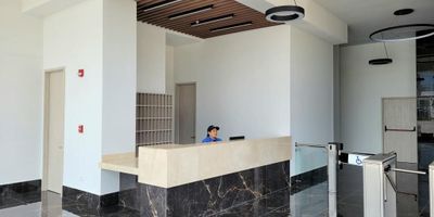 Desarrollar tu ocupación en un consultorio de High Park Medical Center no solo te otorgará la capacidad de proyectarte con recordación, sino que con gran comodidad y estilo. Cuenta con una recepción de alto nivel, comodidad de acceso,  excelente espacio para el estacionamiento de visitantes los cuales han sido diseñadas con gusto, bajo un estilo elegante y vanguardista. Un espacio propio que te hace más competitivo y donde podrás ver crecer tu trayectoria médica

Es un entorno de mutuo beneficio a todas las partes involucradas que responde a los nuevos protocolos de bioseguridad y normativas vigente: Los pasillos y zonas comunes de la torre médica cuentan  con sistemas de desinfección de aire y superficie por medio de luz UV al igual que los ductos de aires acondicionados, los ascensores  con tecnología de manos libres y desinfección y los accesos de lobby  con portales de detección y sanitización, ayudando a prevenir futuras infecciones y a crear ambientes seguros para las personas.