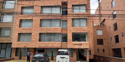 Apartamento ideal para vivir en la vibrante ciudad de Bogotá D.C., Este maravilloso hogar cuenta con una amplia área construida de 90 metros cuadrados, que te brindará un espacio cómodo y acogedor para ti y tu familia. Este apartamento cuenta con 2 alcobas, cuenta con 2 baños, incluyendo uno en la habitación principal y uno auxiliar, que te brindará comodidad y practicidad en tu día a día. En su interior, podrás encontrar excelentes características que garantizarán tu confort y bienestar. Cuenta con baño en la habitación principal, clósets, La cocina integral, cuenta con deposito de almacenamiento, zona de lavandería y habitación de servicio con baño. En cuanto a sus características externas, este apartamento cuenta con acceso pavimentado y ascensor,. ubicado en la zona urbana, garaje, parqueadero de visitantes No esperes más para vivir en el lugar de tus sueños. Este apartamento para alquiler en Bogotá D.C. es la opción perfecta para ti y tu familia. ¡Contáctanos hoy mismo para conocerlo!