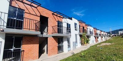 En venta acogedora casa ubicada en el Carmen de Viboral, un hermoso proyecto para estrenar, se entrega en obra gris para acomodar según tus gustos, una zona de alta valorización en el que podrás disfrutar de un entorno campestre y tranquilo, con hermosas zonas deportivas cercanas, parques infantiles, colegios, tiendas entre las que destaca el D1 y Ara, con transporte público cercanos, lo mejor de todo es que se encuentra a tan solo 10 minutos en vehículo del parque principal del municipio, disfrutando de sus zonas comerciales, amplia variedad de propuestas gastronómicas.El inmueble cuenta con sala-comedor, 2 alcobas con posibilidad de adecuar una tercera, 2 patios, 1 baño, espacio equipado para la instalación de la cocina con un excelente espacio, por estar ubicada en una esquina del proyecto es ideal para acoplar tiendas, papelerías entre otros.Anímate, ¡¡agenda tú cita ya!!