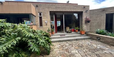 Codigo 19014. En venta hermosa finca ubicada en la tranquila y encantadora vereda Río Frío Oriental en Tabio, con un área total de 4 fanegadas que te permitirán disfrutar de la naturaleza, la privacidad y el aire puro de la sabana. La propiedad cuenta con una casa de 328 m² construidos, diseñada para brindar comodidad y funcionalidad, distribuida en hall de entrada, amplia sala y comedor independientes, estudio ideal para el trabajo en casa, tres acogedoras alcobas, cada una con baño privado, además de baño social para visitantes. La cocina integral está completamente equipada y conecta con una cómoda terraza BBQ, perfecta para compartir momentos especiales. La vivienda tiene pisos laminados, zona de lavandería independiente, baño de servicio y tan solo 11 años de construida, en excelente estado de conservación. Además, cuenta con planta eléctrica de suplencia total y una huerta propia. Ideal para quienes buscan un refugio campestre sin alejarse demasiado de la ciudad.