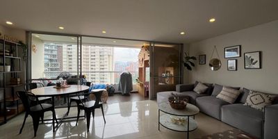 Apartamento en arriendo en en unidad cerrada ubicada en sector residencial, entorno campestre, muy tranquilo, de poco flujo vehicular, con fácil acceso a vía principal, rutas de transporte público, cerca a centros comerciales, parques, supermercados, restaurantes y conexión a gran variedad de servicios complementarios de la zona. Cuenta con piso en ceramica,  sala comedor, 3 alcobas con baño y vestier en la principal, cocina integral abierta tipo americano, zona de ropas, balcon, útil y parqueaderos lineales cubiertos . Conjunto cerrado con ascensor y zonas sociales que inlcuyen piscina, gimnasio, salon social, parques infantiles, zonas verdes, vigilancia y porteria 24 horas y circuito cerrado de tv.   inmueble sujeto a verificacion de disponibilidad