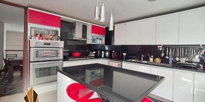 Casa en venta en Bosques de Pinos Usaquén

Amplia casa con vista a la ciudad ubicada en exclusiva zona residencial con doble portería. Cuenta con 284 metros construidos y 262 metros privados distribuidos en cuatro habitaciones más servicio con baño privado cinco baños estudio cocina integral sala comedor zona de ropas balcón Vestier y tres closets.

Ofrece tres parqueaderos cubiertos independientes con ingreso directo a la casa cuarto útil dentro del inmueble persianas automatizadas en la sala red de gas natural calentador a gas y puerta de seguridad.

Ubicación estratégica con cercanía al centro comercial Palatino y al parque Cedro Golf con acceso por la calle 153 carrera séptima y calle 140.

La unidad tiene portería 24 horas salón social gimnasio zonas verdes parque infantil citófono parqueadero de visitantes y circuito cerrado de televisión.

Contáctanos.