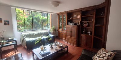 Apartamento en unidad residencial, en sector muy tranquilo, en vía cerrada, unidad pequeña, de sólo 44 apartamentos en 2 torres. 2 apartamentos por piso.  Con portería 24 horas, ascensor, zonas verdes, senderos, piscina, gimnasio y juegos para niños,

El apartamento tiene 220 metros, con 3 alcobas, cada una con baño o vestier, mas alcoba de servicio, 2 salas, comedor independiente, Hall de alcobas, amplia cocina, zona de ropas, alcoba se servicio.  

Todos los espacios son muy ilimuninados con ventanería amplia, y hermosa vista, pues el apartamento tiene