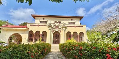 En El Prado, barrio tradicional de Barranquilla, donde nombrarlo es viajar al pasado recordando los inicios del crecimiento industrial y comercial de nuestra ciudad y que hoy cuenta con residencias de amplios jardines, grandes bulevares, avenidas, parques  y un gran comercio, encontramos esta hermosa propiedad para la venta , lista para emprender e iniciar proyectos comerciales como: Casa de eventos, restaurantes, oficinas administrativas y comerciales de marcas reconocidas, emprendimientos nuevos o con trayectoria .

Casona señorial esquinera de dos pisos rodeada de jardines, con un área de 720 M2 construida aproximadamente sobre un lote de terreno de 1.900 M2, disponible para ARRIENDO y VENTA.

En el primer piso una terraza antecede la entrada principal con un amplio vestíbulo, a la izquierda un despacho u oficina cerrada, baño de visitas, a la derecha un amplio salón con dos salas, al fondo el comedor principal y seguidamente un comedor auxiliar, cocina, zona de lavandera, dos alcobas de servicio y un baño.

Dos parqueaderos cubiertos, un anexo en el
patio que funcionó como oficina.

En el segundo piso cuatro alcobas de muy buen tamaño, dos baños y una terraza frontal.

No dudes en contactarnos, estamos para atenderte!!