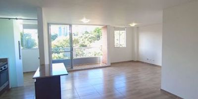 Apartamento en arrendamiento, en el sector de la loma del esmeraldal, con amplios espacios en un ambiente familiar y tranquilo, rodeado de naturaleza y una tranquilidad única del lugar, cuenta con zonas húmedas completas, juegos infantiles y zonas verdes. Es un apartamento de 2 habitaciones, que te ofrece comodidad y elegancia, con buenas rutas de acceso y cercanía a rutas de transporte publico.