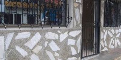 Ubicada en el tranquilo y verde barrio Prado de Bello, esta acogedora casa de 172m2 te espera para convertirse en tu refugio. 
Construida en un solo piso, su distribución abierta y luminosa hará que te sientas completamente a gusto. Su amplia y cálida sala comedor, con pisos de cerámica en tonos cálidos, es el lugar ideal para reunirte con los tuyos. 
Su cocina integral, te permitirá preparar deliciosos platos para los tuyos. Además, cuenta con un amplio y funcional closet para guardar todas tus pertenencias.
Ubícate a minutos de  colegios de la zona y el transporte público está a la vuelta para tus desplazamientos diarios de manera rápida y cómoda. 
Disfruta de la tranquilidad de este barrio, sin dejar de estar cerca del centro y todas sus comodidades.