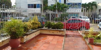 Casa en venta en Pie de la Popa, Cartagena, Bolívar. Esta propiedad residencial de 1 piso ofrece 225 m² de área construida, ideal para quienes buscan comodidad. Cuenta con 4 habitaciones y 4 baños, brindando espacios funcionales para toda la familia. La casa dispone de 1 parqueadero y presenta una antigüedad de 12 años. Estrato 4, se encuentra en un sector tradicional de Cartagena, con acceso a servicios y vías principales. Interesado en esta casa en venta en Cartagena? Contáctenos para más detalles a través de WhatsApp o consulte nuestras opciones de teléfono.