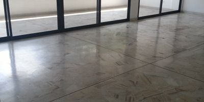 Vendemos o alquilamos en el barrio Arboleda
Casa independiente en el en el oeste de Cali con doscientos sesenta y un metros de lote y trescientos cincuenta metros construidos
Tiene tres habitaciones dos baños sala comedor estar de televisión balcón bar baño social terraza con patio interior cocina integral con gas zona de oficios alcoba de servicio con baño y dos garajes paralelos con puerta eléctrica
Está ubicada en una cuadra tranquila y residencial cerca a la estatua de Belalcázar al Éxito restaurantes y lugares emblemáticos como Crepes and Waffles Cali Wood y la Librería Nacional
El precio es de mil cien millones de pesos y el canon de arriendo es de cinco millones de pesos.
Medidas 
balcón 4.06 M x 1.44 M 
alcoba principal 3.99 M x 5.64 M
Hall de alcobas 7.45 M x 5.01 M 
Cocina espacio para la nevera 0.93 M x 0.63 M 
Zona de oficios espacio para la lavadora 0.97 M x 0.60 M x 1.33 M
Sala 4.94 x 5.24 M
Bar 2.93 M x 3.00 M
Comedor 3.95 M x 4.28 M
Garaje 7.59 M x 6.026 M