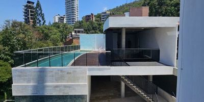 Venta de apartamento de lujo en Santa Mónica Residencial, Cali.
Ubicado en una de las zonas más exclusivas del norte, a 5 min de Chipichape y cerca de clínicas, colegios y zona gastronómica. Apartamento amplio y elegante, ideal para quienes buscan privacidad, confort y una excelente ubicación.
Cuenta con 3 habitaciones, cada una con vestier y baño privado. La principal incluye bañera y vista panorámica. Cocina abierta moderna con estufa a gas, integrada al comedor y conectada a un balcón con vista a la ciudad y reserva forestal.
Disfruta de espacios iluminados, ventilados y con la brisa fresca de Cali.
El edificio ofrece lobby tipo hotel, 2 ascensores panorámicos, salón de conductores, parqueaderos privados y de visitantes, depósitos, sala de juegos para niños y cuartos de hobbies.
Una propiedad para vivir con estilo, amplitud y conexión con la naturaleza.
¿Te gustaría conocerlo? Agenda tu visita.