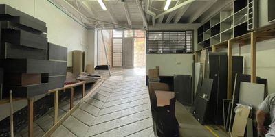 Espaciosa bodega para arriendo ubicada en una zona estrategica de Belen. Ofrece un ambiente amplio, ventilado y con excelente iluminacion natural. Cuenta con un salon principal, 1 bano, cocineta, y conexion electrica de 110 y 220 voltios. Su ubicacion privilegiada cerca de la cancha sintetica del barrio Colombia, los mercados El Baraton Cristobal y varios locales comerciales, le brinda alto flujo peatonal y vehicular, ademas de facil acceso al transporte publico. Ideal para almacenamiento o actividades comerciales ligeras.
