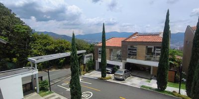 Se arrienda amplia casa de 200m, en el Sector del Envigado, ideal para quienes buscan comodidad y una excelente ubicacion. Este inmueble ofrece espacios amplios, comodos y llenos de luz natural. Cuenta con 3 habitacion, 4 banos, 1 closet, 2 vestier, sala-comedor, cocina integral, salon, biblioteca, zona de ropas, 2 balcones, 1 patio y parqueadero doble lineal. Su ubicacion estrategica te permite estar cerca de San Lucas plaza, el Mall Comercial Distrito Avignon, con facil acceso a servicios, comercios y zonas residenciales tranquilas.