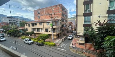 Dale vida a tu vision! Arrienda este local en obra gris con un area de 120m y conviertelo en el espacio perfecto para tu negocio: moderno, versatil y completamente adaptable a tu estilo. Aqui tu decides cada detalle, desde los acabados hasta la distribucion, para crear un ambiente unico que refleje tu marca. Hazlo a tu manera y empieza desde cero, pero con todas las ventajas de una ubicacion estrategica en Bello y con cercania de la cancha de futbol brisas de norte, tienda metro, estacion de metro Madera, zonas comerciales, restaurantes y parques.