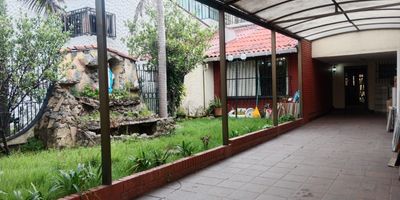 Amplia casa de dos niveles en el sector de Mandalay, Kennedy. Cuenta con 5 habitaciones, 5 banos, 2 comedores, sala, estar de TV y parqueadero techado para 4 vehiculos. Espacios amplios y versatiles, ideales para vivienda familiar, oficinas, consultorios o uso mixto. Ubicada cerca de vias principales como la Av. de las Americas y Av. Boyaca, con facil acceso a TransMilenio y rutas SITP. En sus alrededores encontraras supermercados como Exito, D1 y Ara, colegios como el Liceo Boston y el Mayor Andino, parques, ciclorrutas y la Clinica de Occidente.