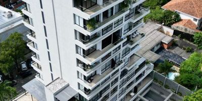 Espectacular apartamento localizado en el barrio Santa teresita de una habitación, cocina integral, balcón, sala comedor, parqueadero y deposito.  Cuenta igualmente con hermosas y modernas zonas comúnes conformadas por piscina, jacuzzi, sauna, turco y gimnasio. El edificio cuenta con permisos para rentas cortas con diferentes alternativas de operadores que pueden administrar la propiedad.