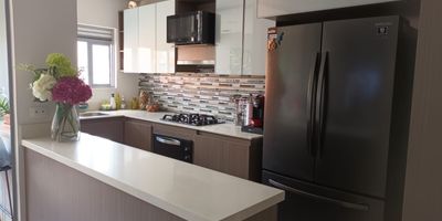 Se vende Apartamento en Envigado , sector Loma de los Mesa 

Área 106mts2 
Piso 18 

Vista panorámica 

Amplios Espacios Distribuidos en 3 Alcobas,  3 baños, sala comedor,  cocina integral, zona de ropas,  balcón,  2  Parqueaderos , Cuarto Útil 

Excelente ubicación 

Unidad cerrada, vigilancia 24 horas,  piscina, Salón social,Gimnasio, sauna, turco,Cancha multiple, zonas Verdes
Estrato 5
Admon $ 460 Mensual 
Precio $ 880 Millones Negociables.