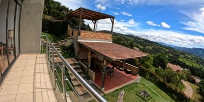 Condominio Horizontes Reservado
6 kms al oriente, desde el Castillo Marroquín
VENTA
1.900 MM
Administración $440.000 mientras se entrega la totalidad de las zonas comunes 
Lote 1.867 mts²
Área construida 364 mts²
5 años de construida 
3 niveles
Lote atravesado por una quebradita
Kiosko para BBQ
2 parquederos cubiertos

Primer nivel
Zona de entrenamiento con bar, sauna, videobeam. Baño

Segundo Nivel
Sala comedor con hermosa vista al valle de Sopó. Cocina abierta. Baño social. Alcoba auxiliar con baño. Estudio.
Zona de lavandería.
CBS 

Tercer nivel 
Alcoba principal con balcón, doble walking closet, baño con jacuzzi.
Alcoba auxiliar con walking closet y baño con tina.

El conjunto cuenta con:
Dos porterías 
250.000 mts² de áreas comunes 
Cerramiento de seguridad 
Parque ecológico 
Casa club (en construcción)
Bistro
Zona de relajación 
Zonas infantiles 
Senderos
