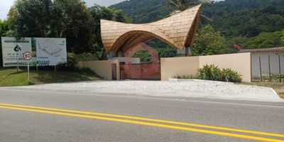 Vendo lote de 1.030 M2 topografía 100% aprovechable, en excelente ubicación, vías públicas, iluminarias solares, parques lineales, gimnasio al aire libre, juegos infantiles, reserva natural de 88 hectáreas cerca al parque Tayrona, en la vía que conduce a santa marta Riohacha, sector con alto valorización tiene agua propia, arboles frutales, hermosa vista panorámica. Información sujeta a cambios. Las imágenes de muebles, enseres, decoración y demás elementos son una referencia. Vende Activos y Bienes, Inmobiliaria experta en administración, arrendamiento y venta de apartamentos, casas, locales, bodegas y oficinas en el Oriente Antioqueño, Medellín y toda el área Metropolitana.