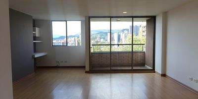 Apartamento en arriendo en el sector con facil acceso desde la Superior y a solo dos cuadras de servicios complementarios de centros comerciales. Via principal directa a rutas de transporte publico. Cuenta con piso en madera, puerta de seguridad, sala y  comedor independientes, 2 alcobas con baño en la principal, estudio, baño social. Cocina integral cerrada tipo americano, zona de ropas, útil, terraza y parqueadero independiente cubierto . Conjunto cerrado que cuenta con piscina, gimnasio, salon social, sauna,  parques infantiles, zonas verdes, vigilancia 24 horas, citofonia y circuito cerrado de tv. inmueble sujeto a verificacion de disponibilidad
