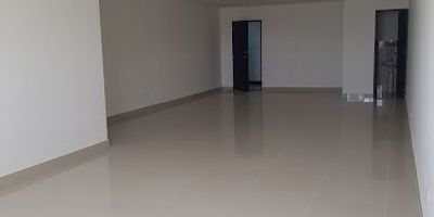 Oficina en arriendo en Bello, Antioquia, ubicada estratégicamente en la Zona Comercial Puerta del Norte 1 y 2. Este espacio de 66.57 m² cuenta con un baño, ideal para diversas actividades profesionales. Su localización es excepcional, frente a la Estación Niquía del Metro y el Centro Comercial Puerta del Norte, garantizando excelente visibilidad y fácil acceso para clientes y colaboradores. La zona ofrece un entorno comercial dinámico. Esta oficina, con 11 años de antigüedad, está disponible por un canon de $3,200,000. Para conocer más detalles de esta propiedad en Bello, Antioquia, puede contactarnos vía WhatsApp, pedir que lo contacten o ver los teléfonos disponibles.