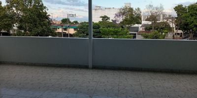 Se alquila hermoso apartamento, para estrenar, 55mt2 cuenta con 2 habitaciones, sala comedor, baño, parqueadero cubierto para carro o moto (comunitario), instalación para lavadoras, con terraza de 45mt2