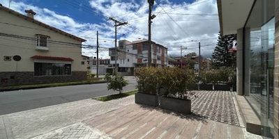 Magnifico local con excelente vitrina para uso comercial ,con una gran iluminación natural marcas reconocidas ,terraza comunal ,buena ubicación de fácil acceso sobre vía secundaria.