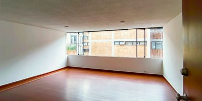 Apartaestudio en venta de 66M², con vista interior, ubicado en un 5to piso, acceso por ascensor con 1 parqueadero propio cubierto. Consta de 1 habitación, 1 baño y cocina integral. Tiene piso laminado en habitaciones y zona social y cerámico en baños y cocina.  1646855892
