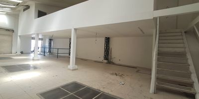 Buscas local en el centro de Pereira? Tenemos este Amplio local en arriendo en el centro de Pereira, con un area total de 330m distribuidos en tres niveles: sotano, primer piso y mezanine. Ubicado en zona estrategica de alto flujo peatonal y vehicular, ideal para comercio, oficinas o servicios. Cuenta con buena iluminacion, acceso principal amplio y espacios funcionales que se adaptan a diversas necesidades comerciales.Lo mejor es su ubicacion ya que esta cerca del parque el lago, centros de salud y el sector comercial. No esperes mas comunicate con nosotros.