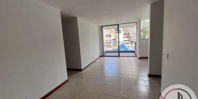 ¡Encuentra tu oasis urbano!
Ubicado en el exclusivo barrio Hospital de Sabaneta, a minutos de todo lo que necesitas. Te presentamos este acogedor apartamento de 80m2, perfecto para disfrutar de la ciudad con comodidad. 
Sus 3 amplias alcobas con closet te permitirán descansar plácidamente. Además, su cocina integral, sala comedor y balcón te brindarán los espacios ideales para compartir en familia. 
Contamos con parqueadero techado, piscina y juegos infantiles para que aproveches al máximo las áreas comunes. Además, se encuentra a solo pasos de reconocidos colegios y centros comerciales.
Disfruta de la tranquilidad de una zona residencial, sin renunciar a la conectividad. El transporte público, vías principales y el hospital más importante de la ciudad están a tu alcance. 
Calentador de agua, ascensor, portero eléctrico y shut de basuras son algunos de los lujos que lo hacen único. 
¡Ven a conocerlo y descubre por qué será tu nuevo hogar! Contamos con financiación y entrega inmediata.