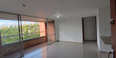 Codigo 27914. ? Apartaestudio en arriendo ubicado en Envigado sector Benedictinos? Características del Inmueble:• 1 Habitación amplia▪ Con vestier, piso en porcelanato y baño privado con cabina en vidrio templado• 2 Baños• Sala - comedor con excelente iluminación• Cocina abierta e integral con cubierta a gas y campana• Mesón en Quarztone• Zona de ropas independiente• Balcón con vista despejada• Parqueadero sencillo• Cuarto útil• Red de gas y servicios públicos• Área construida: 70 m²• 1 nivel• Estrato 6? Canon mensual: $3.600.000? Entorno y Ubicación:Ubicado en el exclusivo sector Benedictinos, a pocos metros de la Transversal Intermedia, con conexión directa a:• Mall San Lucas• Loma del Escobero (vía hacia el aeropuerto José María Córdova)• La Frontera y Avenida El PobladoZona residencial tranquila con fácil acceso a servicios, comercios y transporte.? Zonas Comunes del Conjunto Residencial:• Portería 24 horas• Parque infantil• Salón de juegos para niños• Gimnasio• Salón social• Zona BBQ• Piscina para adultos y niños• Sauna y turco• Zonas verdes• Zona de mascotas• Parqueadero de visitantes• 2 ascensores por torre? Nota:Ideal para ejecutivos, parejas o personas solteras que buscan un espacio moderno, seguro y bien ubicado. ¡Una excelente opción en una de las zonas más valorizadas de Envigado!