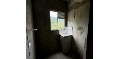 Si estás buscando un lugar para vivir en una de las mejores zonas de bello Antioquia, ¡este apartamento es perfecto para ti! florida norteamerica  una de las zonas más exclusivas y seguras de la ciudad, este inmueble ofrece una excelente opción para aquellos que buscan comodidad, tranquilidad y un estilo de vida de alta calidad.

Con un área de terreno, construida y privada de 80.0, este apartamento cuenta con espacios amplios y bien distribuidos que te permitirán disfrutar de cada rincón de tu hogar. Además, sus 3 alcobas y 2 baños brindan un espacio perfecto para una familia pequeña o para aquellos que buscan una inversión rentable en el mercado inmobiliario.

Una de las ventajas más destacables de esta propiedad es que admite mascotas, por lo que podrás compartir momentos especiales con tus amigos peludos sin ningún tipo de restricción. Además, su balcón te permitirá disfrutar de una hermosa vista panorámica de la ciudad, ideal para relajarte después de un largo día de trabajo.

En su interior, encontrarás comodidades como baño auxiliar, baño en habitación principal y una biblioteca/estudio, perfecta para aquellos que trabajan desde casa o necesitan un espacio de estudio tranquilo. De igual forma, cuenta con servicios de electricidad y gas domiciliario, garantizando una vida cómoda y segura para ti y tu familia.

Pero eso no es todo, este apartamento también ofrece una gran variedad de características externas que harán que tu experiencia de vida sea aún mejor. Su acceso pavimentado, acceso para discapacitados y vigilancia las 24 horas del día te brindarán tranquilidad y seguridad en todo momento.

Además, podrás disfrutar de increíbles áreas sociales como una cancha de baloncesto y una cancha de fútbol, perfectas para mantener un estilo de vida activo y saludable. También podrás relajarte en sus hermosos zonas verdes, su piscina y su área social, ideales para compartir momentos especiales con amigos y familiares.

Otros s