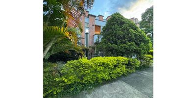 ¿Buscas una casa ideal para ti y tu familia en una ubicación privilegiada? Tenemos la opción perfecta para ti! Se trata de una hermosa casa en venta, ubicada en la exclusiva zona de envigado en unidad cerrada Con una extensión de 100 metros cuadrados de terreno y 200 metros cuadrados de construcción, esta propiedad te brinda el espacio ideal para vivir cómodamente.

Con 4 amplias habitaciones y 4 baños completos, esta casa es perfecta para una familia numerosa. Cada habitación cuenta con armarios empotrados para que puedas almacenar todas tus pertenencias de manera ordenada. Además, la casa cuenta con un balcón privado, ideal para disfrutar del aire libre y de las vistas panorámicas de la ciudad.

Toda la casa cuenta con acabados de alta calidad, entre los que destacan una cocina integral con barra estilo americano y suelos de cerámica y mármol, que brindan un aspecto moderno y elegante a la propiedad. También dispone de cañerías eléctricas y doble ventana, lo que garantiza una excelente iluminación y aislamiento térmico.

Esta casa es ideal para aquellos que tienen mascotas, ya que cuenta con un amplio jardín y zonas verdes donde podrán correr y jugar. Además, podrás disfrutar de todas las comodidades que ofrece el conjunto residencial, como una zona social con barbacoa y parrilla, gimnasio, parqueadero para visitantes y vigilancia 24/7.

Otra ventaja de esta propiedad es su excelente ubicación. Se encuentra cerca de la zona urbana, con fácil acceso a transporte público y a zonas comerciales, lo que te permitirá acceder a todo lo que necesitas en pocos minutos. Además, podrás disfrutar de la tranquilidad de vivir en una zona residencial rodeada de parques y zonas deportivas.

No pierdas la oportunidad de adquirir esta maravillosa casa en una de las mejores zonas de la ciudad. Contáctanos ahora mismo y uno de nuestros expertos en bienes raíces te brindará toda la información que necesitas para hacer de esta propiedad tu próximo hog