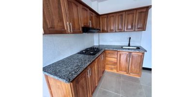 Este magnífico apartamento ubicado en El Carmen de Viboral, Antioquia, es una oportunidad única para adquirir un inmueble de ensueño. Con un área total de 115 M2, este apartamento cuenta con una cómoda área construida de 115 M2 y una privada de igual tamaño. Sus amplios espacios te brindarán una sensación de amplitud y comodidad en todo momento.

Con 3 amplias alcobas y 2 baños, este apartamento te permitirá disfrutar de una vida en familia confortable y placentera. Además, cuenta con características internas que le dan un valor agregado, como sus armarios empotrados, balcones con una vista panorámica de la ciudad, y una biblioteca/estudio ideal para aquellos que buscan un espacio de trabajo privado.

La relación entre un estilo de vida práctico y confortable es evidente en este apartamento, ya que cuenta con suelos de cerámica y mármol que le brindan un toque de elegancia y fácil mantenimiento. También podrás disfrutar de una zona de lavandería propia y una excelente entrada de luz natural en todas sus habitaciones.

Su ubicación exterior en una de las zonas más privilegiadas del Carmen de Viboral te permitirá disfrutar de actividades al aire libre rodeado de zonas verdes y deportivas. Además, su acceso pavimentado y cercanía al transporte público te facilitarán la movilidad en la ciudad.

Este apartamento se encuentra en una zona residencial muy tranquila y segura, perfecta para aquellos que buscan un ambiente familiar. Sin embargo, también está ubicado cerca de zonas comerciales, lo que te permitirá disfrutar de una variedad de servicios y entretenimiento.

No pierdas la oportunidad de adquirir este hermoso apartamento y vivir en una de las zonas más exclusivas y deseables de Antioquia. ¡Contáctanos hoy mismo para más información!
