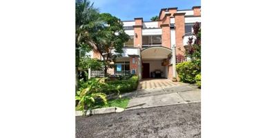 Esta hermosa casa de 230 metros cuadrados se encuentra en una ubicación privilegiada en la ciudad de Envigado, rodeada de parques y zonas verdes que le brindan una sensación de tranquilidad y privacidad. Con un área de terreno, construida y privada de 230 metros cuadrados, esta propiedad ofrece una gran cantidad de espacio para que puedas disfrutar en familia.

La casa cuenta con 4 cómodas alcobas y 5 baños, perfectos para una familia numerosa o para aquellos que buscan tener habitaciones de invitados o un espacio de trabajo en casa. Además, los armarios empotrados en cada una de las habitaciones te brindarán un gran espacio de almacenamiento para mantener todo organizado.

En cuanto a las comodidades internas, esta casa es ideal para tus mascotas, con áreas habilitadas para su libre tránsito. También tiene un balcón perfecto para disfrutar de una taza de café por las mañanas o una copa de vino por las noches. El baño auxiliar en la habitación principal te brindará privacidad y comodidad. Mientras que la barra estilo americano en la cocina te permitirá compartir momentos especiales con tus seres queridos.

Esta propiedad te sorprenderá con detalles adicionales como una biblioteca o estudio para trabajar en casa, un calentador para esos días fríos, clósets amplios para guardar tus pertenencias y una cocina integral perfecta para tus habilidades culinarias. Además, tiene un depósito y una despensa para mantener todo en su lugar.

El exterior de esta casa no se queda atrás, con accesos diseñados para personas con discapacidad y un acceso pavimentado que te permite llegar a la propiedad de manera sencilla. También cuenta con un gimnasio y zonas deportivas para aquellos que disfrutan de mantenerse activos. Los parques cercanos y el transporte público accesible hacen de esta ubicación una de las más convenientes de la ciudad. La vigilancia 24/7 te brindará tranquilidad y seguridad.

Esta es una vivienda unifamiliar en una urbanización cerrad