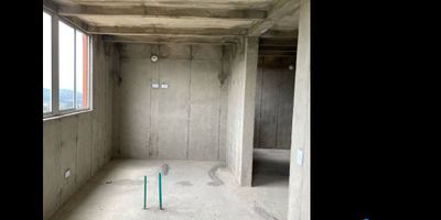 Apartamento en venta en Aragua de Primavera, ubicado en el municipio de Caldas, Antioquia, Cuenta con un área de 50 m2, estrato 3. El inmueble ofrece espacios bien distribuidos ideales para personalizar a tu gusto. Forma parte de un proyecto en desarrollo dentro de una unidad cerrada que brinda portería 24 horas, dos ascensores por torre, shut de basuras, zona de parqueadero de visitantes y excelentes zonas comunes como cancha múltiple y sintética, juegos infantiles, piscina climatizada, turco, sauna, gimnasio equipado, salón de juegos y salón social. Además, el sector ofrece fácil acceso a transporte público y supermercados cercanos.