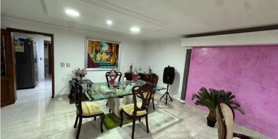 Se vende hermosa casa en la privilegiada ciudad de Medellín, ubicada en el departamento de Antioquia. Esta propiedad se encuentra en un área de terreno de 300 M2, con una construcción de 300 M2 y una amplia área privada de 300 M2, brindando comodidad y espacio para ti y tu familia.

La casa cuenta con 4 acogedoras alcobas, perfectas para acomodar a todos los integrantes de la familia y recibir a visitas. Además, cuenta con 4 baños, lo que brinda mayor comodidad y privacidad para todos los habitantes del hogar. También dispone de 2 garajes, garantizando seguridad para tus vehículos y espacio adicional para almacenar.

En su interior, la casa cuenta con excelentes acabados y una distribución inteligente del espacio. Dispone de clósets en todas las alcobas, permitiendo una organización óptima de la ropa y objetos personales. También cuenta con una zona de lavandería, equipada con todo lo necesario para realizar las labores domésticas de forma práctica y eficiente.

Uno de los grandes atractivos de esta propiedad es su amplio patio, un espacio ideal para disfrutar de momentos al aire libre con la familia y amigos. Además, su ubicación estratégica en Medellín te permitirá disfrutar de la tranquilidad y belleza de la ciudad, sin estar alejado de las comodidades y servicios que ofrece.

No dejes pasar esta oportunidad de adquirir una magnífica casa en una de las mejores ciudades de Colombia. Contáctanos para más información y agenda una visita, ¡no te arrepentirás de conocer esta propiedad de primera mano!
