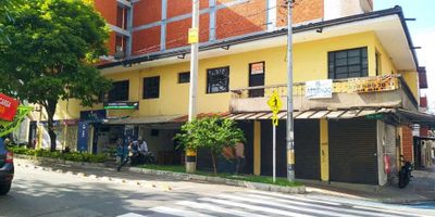 ¡Bienvenido a tu nuevo hogar en Medellín, Antioquia! Esta hermosa casa ubicada en una de las zonas más vibrantes y populares de la ciudad, se presenta como la oportunidad perfecta para alquilar y disfrutar de todo lo que la capital de la montaña tiene para ofrecer. Con una extensión total de 196 M2, esta propiedad cuenta con un área de terreno, construida y privada de 196 M2 cada una, lo que te brinda espacio y comodidad en todos sus rincones. En su interior, encontrarás una distribución de 8 amplias alcobas, cada una con su propio baño, lo que te asegura privacidad y confort en todo momento. Además, cuenta con características internas como un sistema de agua continuo, un balcón para admirar la vista de la ciudad, un baño auxiliar y uno en la habitación principal, una moderna cocina integral, suministro de gas domiciliario, una habitación de servicio y un hermoso suelo de cerámica/mármol que le da un toque de elegancia a cada espacio. Pero las comodidades no solo se encuentran dentro de la casa, sino también en su entorno externo. Con una ubicación estratégica, estarás rodeado de importantes centros comerciales y tendrás fácil acceso a una amplia oferta de tiendas, restaurantes y servicios. Además, estarás cerca de la zona urbana de Medellín y de parques que te invitan a conectarte con la naturaleza. En esta tranquila zona residencial, también podrás disfrutar de zonas deportivas y verdes, así como de un moderno centro médico y variadas opciones comerciales. En resumen, esta casa para alquiler es la oportunidad perfecta para vivir en una de las ciudades más atractivas de Colombia, en una propiedad que reúne todas las comodidades y facilidades que necesitas para disfrutar de la vida en su máxima expresión. ¡No esperes más y haz de esta tu nuevo hogar en Medellín, con todo lo que necesitas al alcance de tu mano! ¡Contáctanos ahora y agenda una visita!
