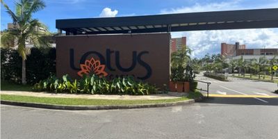 Esta hermosa casa campestre ubicada en Rionegro, Antioquia, es una oportunidad única para vivir rodeado de naturaleza en un ambiente tranquilo y acogedor. Con un área total de 173 M2 y una construcción de 223 M2, esta propiedad ofrece un amplio espacio para disfrutar en familia. La casa cuenta con una distribución inteligente, que maximiza cada rincón y ofrece una sensación de amplitud y comodidad en cada una de sus 3 alcobas y 3 baños. Además, cuenta con 2 garajes para que no tengas que preocuparte por el estacionamiento.

Dentro de sus características internas, esta casa campestre es ideal para aquellos que tienen mascotas, ya que cuenta con un espacio amplio y seguro para que puedan correr y disfrutar. En su interior, encontrarás un hermoso balcón con vistas al verde paisaje, un baño auxiliar para mayor comodidad, una moderna cocina con barra estilo americano, ideal para compartir con amigos y familiares mientras preparas deliciosas comidas y una biblioteca/estudio para aquellos que buscan un lugar tranquilo para trabajar o estudiar desde casa. También cuenta con calentador, clósets para almacenar tus pertenencias, una despensa para guardar tus alimentos y ventanas dobles para un mejor aislamiento del ruido.

En cuanto a sus características externas, esta casa campestre ofrece un acceso pavimentado y un área social en la que podrás compartir con tus vecinos y amigos. Además, está ubicada cerca de centros comerciales y a pocos minutos de la zona urbana de Rionegro, lo que te permitirá tener todo lo que necesitas a tu alcance. La propiedad cuenta con un circuito cerrado de TV para mayor seguridad, y está rodeada de colegios y universidades de excelente reputación. En su amplio jardín podrás disfrutar de la naturaleza y relajarte en tu tiempo libre, además de contar con parqueadero para visitantes y una refrescante piscina en la que podrás refrescarte en los días calurosos.

Esta casa campestre se encuentra en una urbanización cerrada con