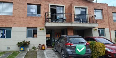 HERMOSA CASA EN EXCLUSIVO SECTOR DE MOSQUERA, Conjunto enseguida del colegio INNOVA, Excelente seguridad. Casa de DOS niveles, DOS parqueaderos, con patio Jardin trasero, tres alcobas, tres banos, sala comedor, cocina integral, estudio, deposito.