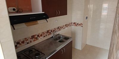 Apartamento ubicado en la zona de Soacha, ciudad verde, en unidad residencial completa con torres de 6 pisos cada una con 4 apartamentos por piso. El apartamento se encuentra en el 5to piso. En el podras disfrutar espacios comodos, amplios y luminosos. Cuenta con una excelente ubicacion de facil acceso a avenida ciudad de Cali, avenida potrero grande, con buena salida hacia la avenida Indumil, cerca al centro comercial Miraflores, centro comercial jardin verde, facil acceso a la avenida terreros permitiendote estar cerca de todo lo que necesitas.
