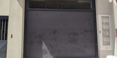 Bodega ideal para tu negocio o almacenamiento! Ubicada en El Carmen de Viboral, Antioquia, esta amplia bodega ofrece espacio y comodidad.

Caracteristicas:
- 180 metros cuadrados de area de almacenamiento
- 3 puertas de ingreso para facil acceso
- Oficina para administracion y gestion
- 2 banos para empleados o clientes
- Cocineta para descanso y comodidad
- Una de las puertas es el acceso del garaje en persiana electrica para seguridad y facilidad de carga y descarga

Una bodega perfecta para establecer tu negocio o almacenar tus productos! Quieres conocer mas sobre esta propiedad? Contactanos!