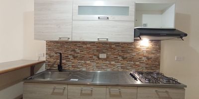 Vive en el corazon de Laureles! Apartamento en arriendo en el exclusivo sector de San Joaquin, Laureles con espacios luminosos y una distribucion funcional que brinda confort en cada rincon. Cuenta con 3 habitaciones, 1 bano, 2 closets, acogedora sala-comedor, moderna cocina integral con barra americana, balcon ideal para disfrutar del aire libre, zona de ropas y parqueadero privado.

Ubicado en una zona residencial privilegiada, cerca de la Avenida Bolivariana, la UPB y con excelente acceso a rutas de transporte publico. Una oportunidad ideal para quienes buscan comodidad, buena ubicacion y calidad de vida en Medellin.
