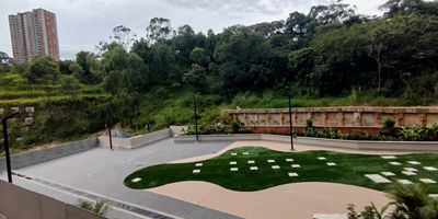 Se arrienda apartamento de 56m en piso 5 en el sector de Guayabal, con hermosa vista a la ciudad. Tiene 2 alcobas, 2 banos, 1 closet, 1 vestier, sala-comedor, cocina integral, zona de ropas, balcon, cuarto util y parqueadero cubierto. Ubicacion estrategica, a pocos minutos de Centro Comercial Platino Plaza, Central Mayorista, Parque Chimeneas, zonas comerciales, servicios esenciales y parques.