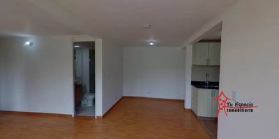 Apartamento en arriendo en Fontibón, Rionegro de 60 m2 aproximadamente, cuenta con 2 alcobas, 2 closets, 2 baños, sala-comedor, cocina integral, barra americana, red de gas, zona de ropas, calentador y balcón.&nbsp;En unidad cerrada con piscina, juegos infantiles, salón social, zonas verdes, placa deportiva, shut basuras, ascensor, parqueadero de visitantes y portería 24 horas.Adicional tiene rutas de acceso y transporteCercanías:&nbsp;Cancha De Fontibón, Parque Ecológico Lago Santander